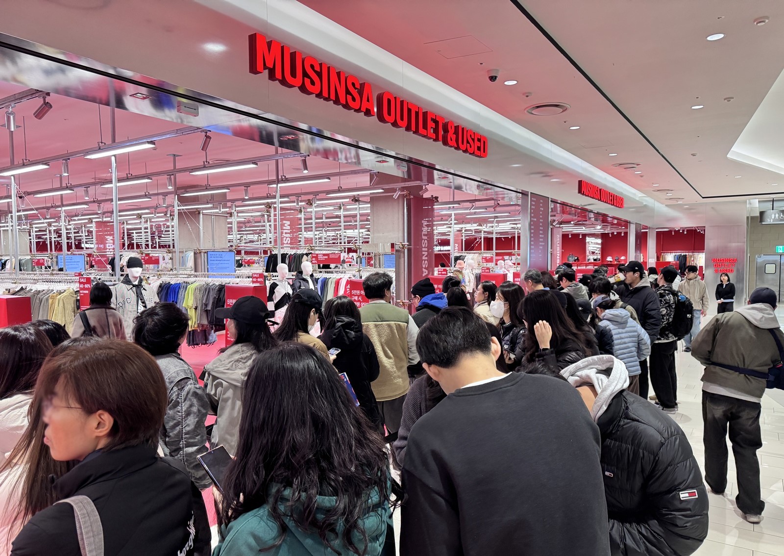 첫날부터 고객 몰려... 롯데몰 은평점, ‘무신사 아울렛’ 1호 매장 오픈 27-Image